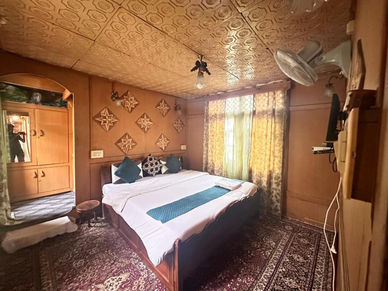 The Quebec Houseboats Hotel Srinagar  Bagian luar foto